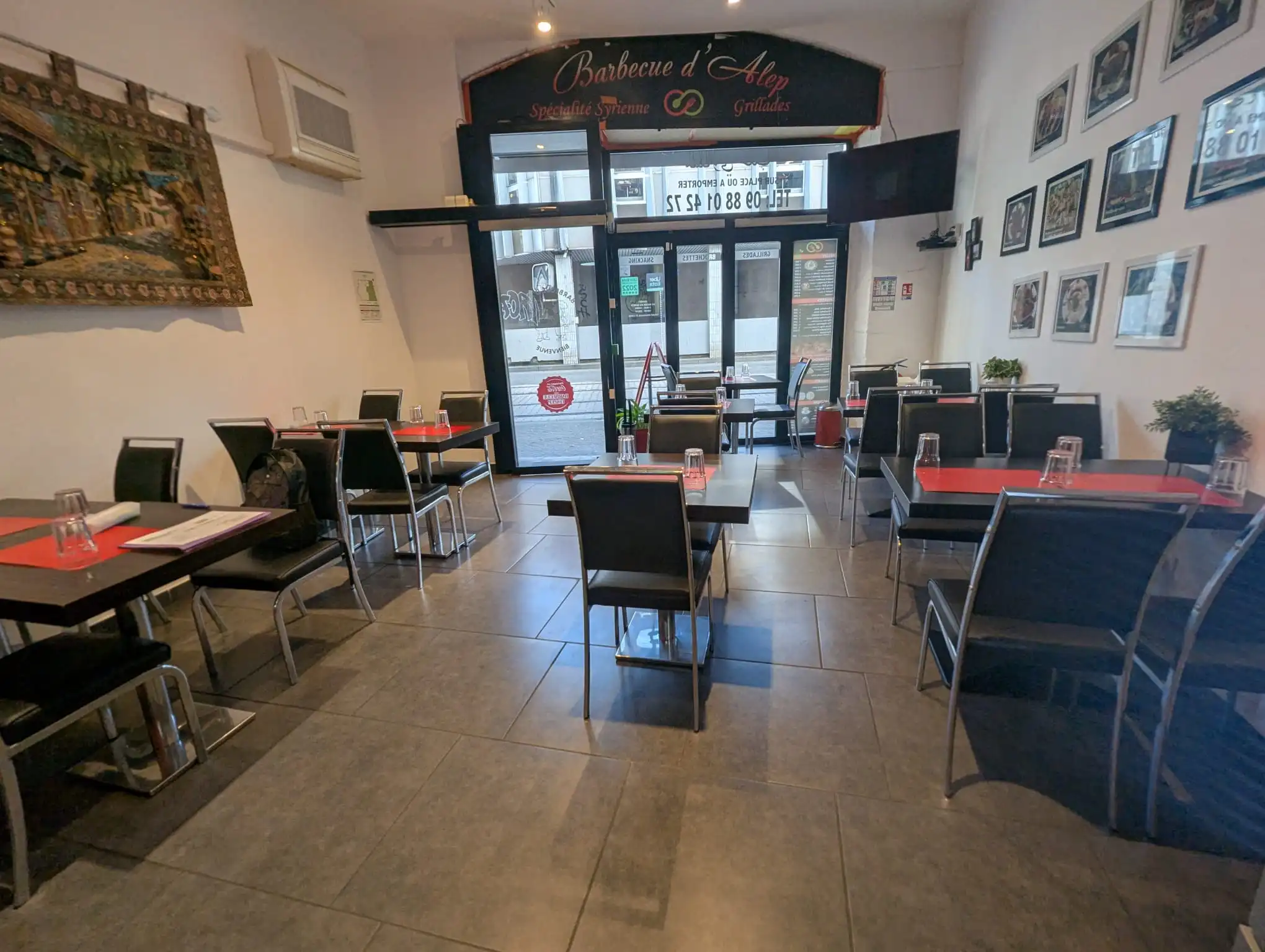 Intérieur du restaurant Barbecue d'Alep